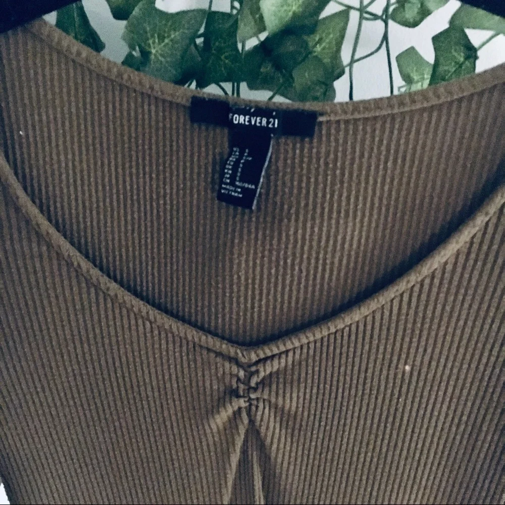 Forever 21 Olive Green V-Neck Long Sleeve Bodysuit with Double Clasp at Bottom - Picture 4 of 6